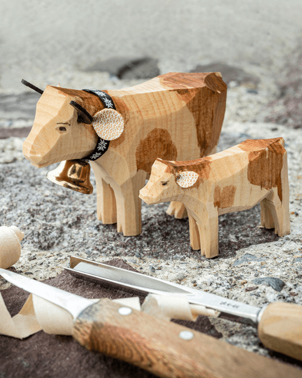 LAL – Kurse – Onlinekurse on demand – Kuh schnitzen (mit Werkzeug) Schnitzen Kuh & Kalb mit Dreierschnitzset