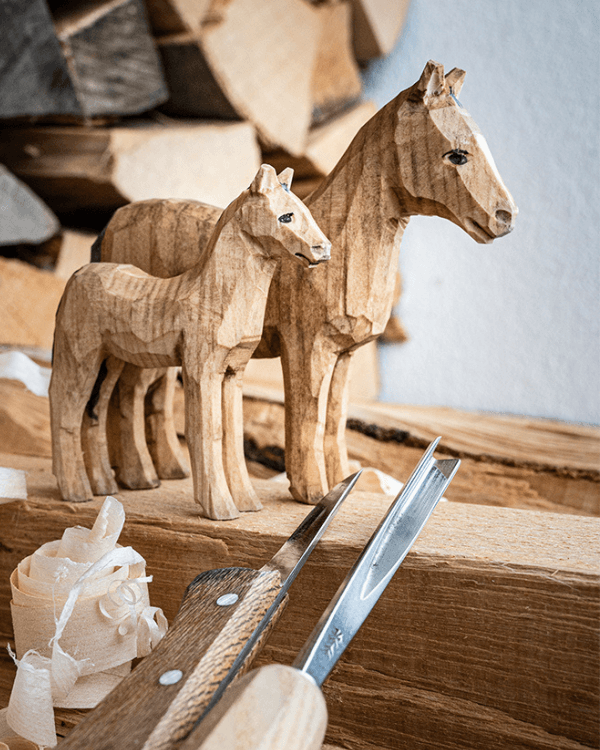 LAL – Kurse – Onlinekurse on demand – Pferd schnitzen (mit Werkzeug) Schnitzen Pferd & Fohlen mit Dreierschnitzset